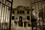 Photo: Escenas de amor inenarrables: casas abandonadas, granjas, establos …
