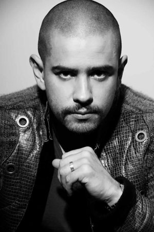 Alex Gil en Niños ricos pobres padres