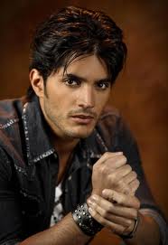 Daniel Elbittar firma contrato con TV Azteca